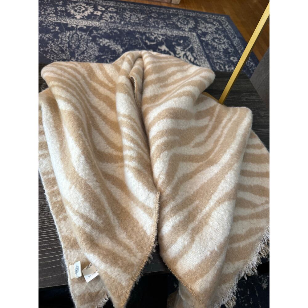 NWT Versona Ivory Breeze Anima Print Winter Scarf